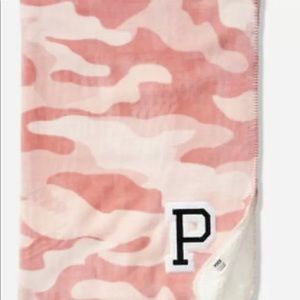 🆕 Victoria Secret Pink Sherpa blanket- original